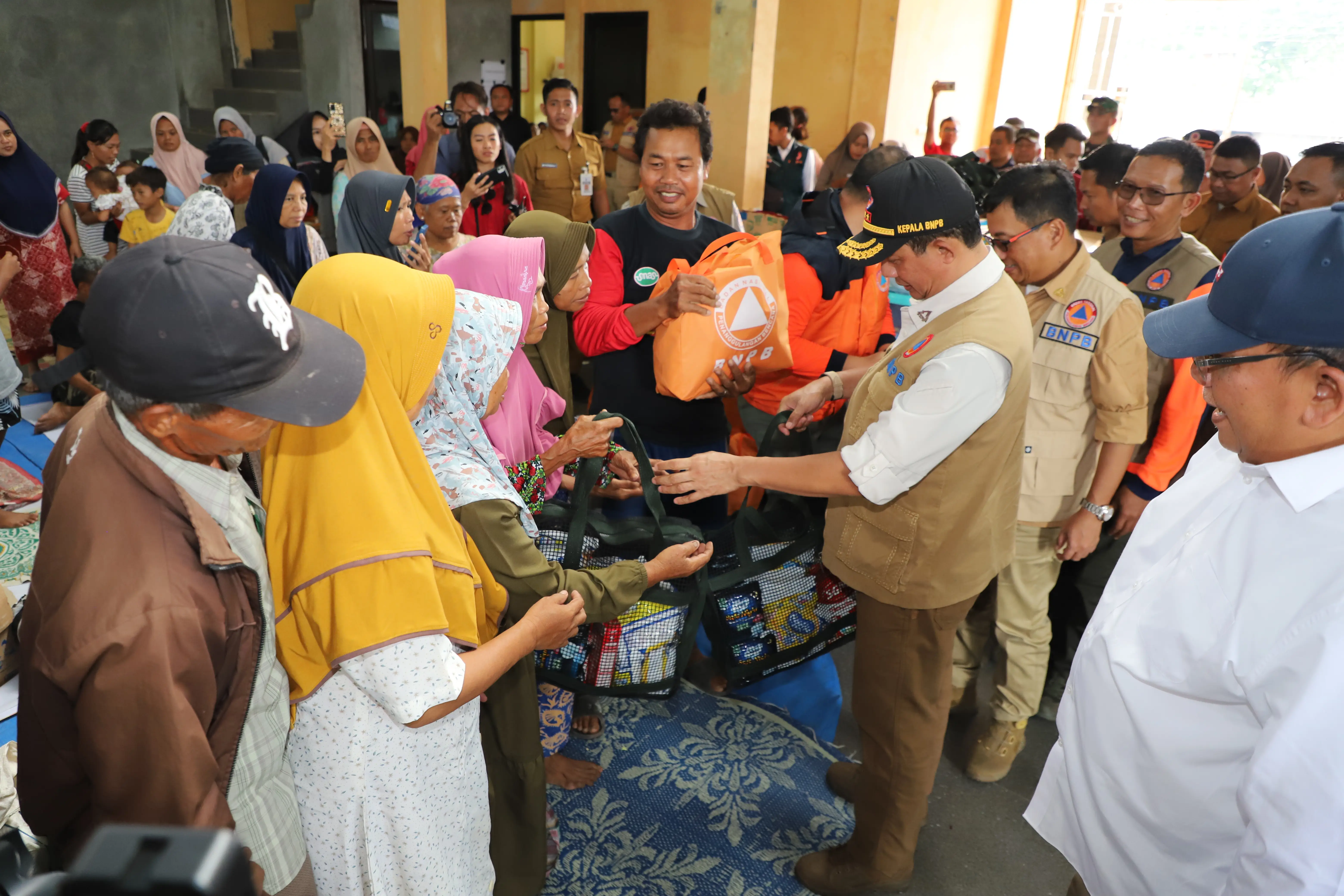 Kepala BNPB Letjen TNI Suharyanto memberikan langsung bantuan kepada warga mengungsi yang terdampak banjir di Kabupaten Demak, Senin (12/2).